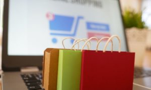 מדריך מקיף לקניית בגדים באינטרנט